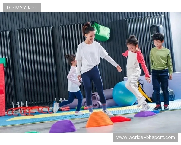 有趣亲子小游戏帮助宝宝光脚练习走路促进平衡感与感官发育成长